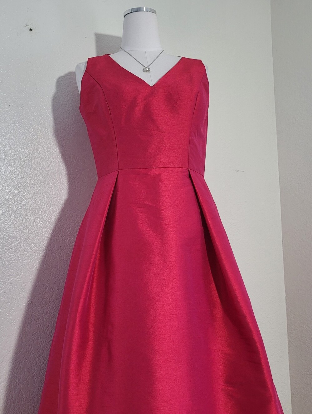 ALFRED SUNG Sangria Satin Sleveless V-Neckline Pleaded Cocktail Dress Size 12 - Picture 2 of 11